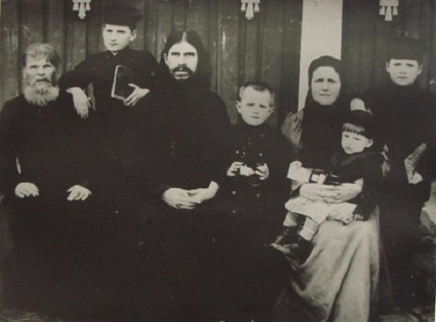  Семья Прониных (в центре — о. Петр, 1910 г.). Фото из альбома Евсея Петровича Пронина, сына о. Петра.
